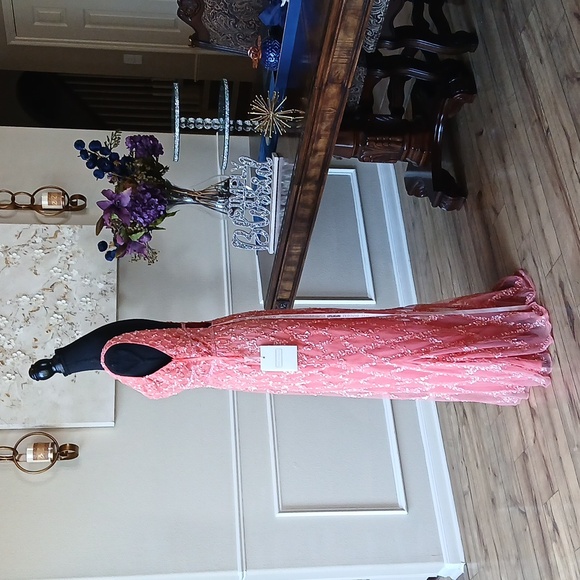 New Mac Duggal Coral Embellished Floor-length Gown. Size 8 - Picture 7 of 17